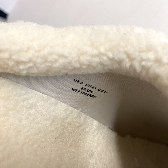 NWOT Hunter Vegan Shearling comfort lined clogs.In Excellent condition.Size 11 - Picture 12 of 13